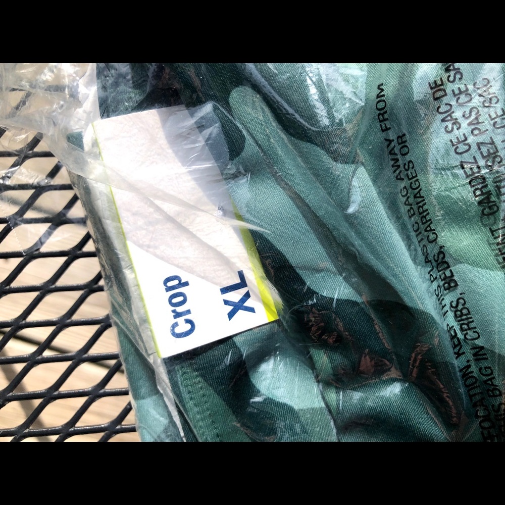 OldNavy camo highwaisted cropped leggings